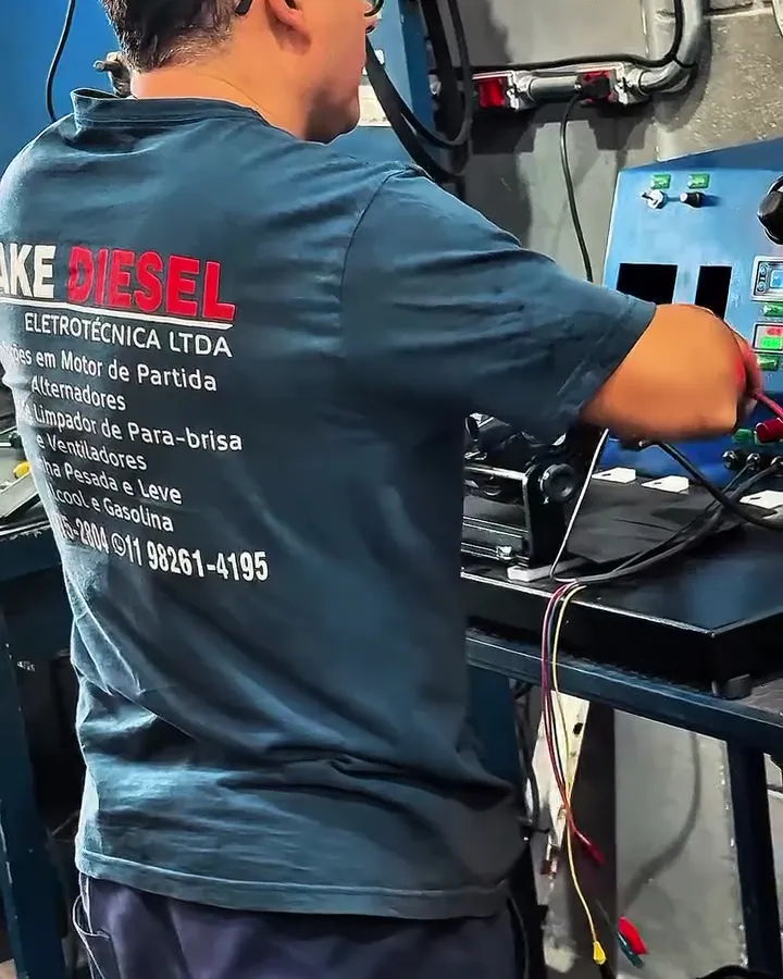 Técnico da Make Diesel testando um alternador na bancada